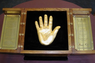 Tượng bàn tay vàng của ông Mandela có giá 13 triệu USD