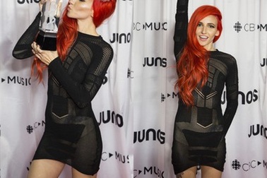 Ca sỹ Lights gợi cảm với váy xuyên thấu, tóc đỏ