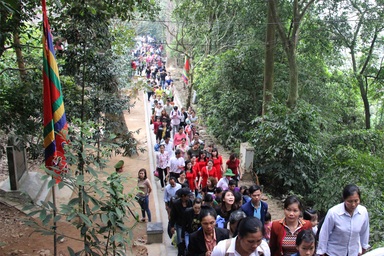 Người dân nườm nượp đổ về Đền Hùng bái Tổ