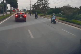 Học sinh đi xe máy kẹp ba phóng nhanh, đâm ngã người đi xe đạp