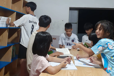 Đôi vai lệch "gánh" trang sách hồng