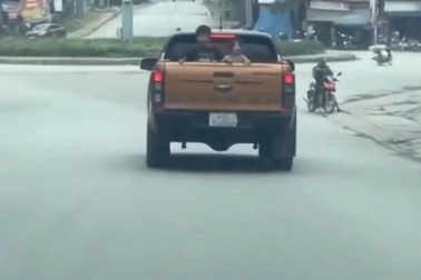 Phạt tài xế ô tô bán tải chở 2 cháu nhỏ trên thùng xe