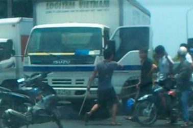 Vụ lái xe tải bị côn đồ hành hung: Do va chạm giao thông