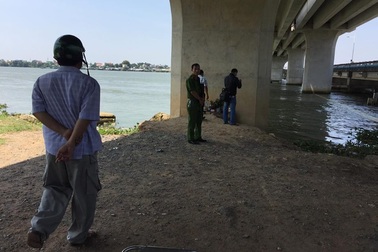 Thi thể nam thanh niên trôi trên sông
