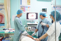 Ngày Tết, chú ý dấu hiệu đau bụng âm ỉ, ợ chua