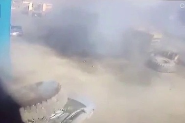 Giật mình khoảnh khắc lốp xe tải phát nổ đè bẹp xe con