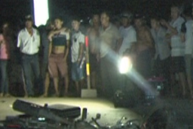 Hai xe máy đối đầu trong đêm, 2 người tử nạn