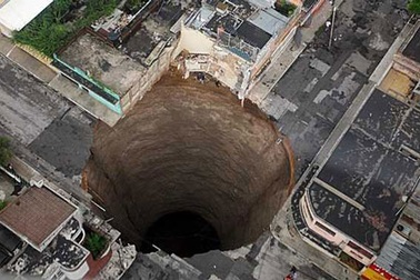 Miệng hố khổng lồ giữa thành phố Guatemala sau mưa bão