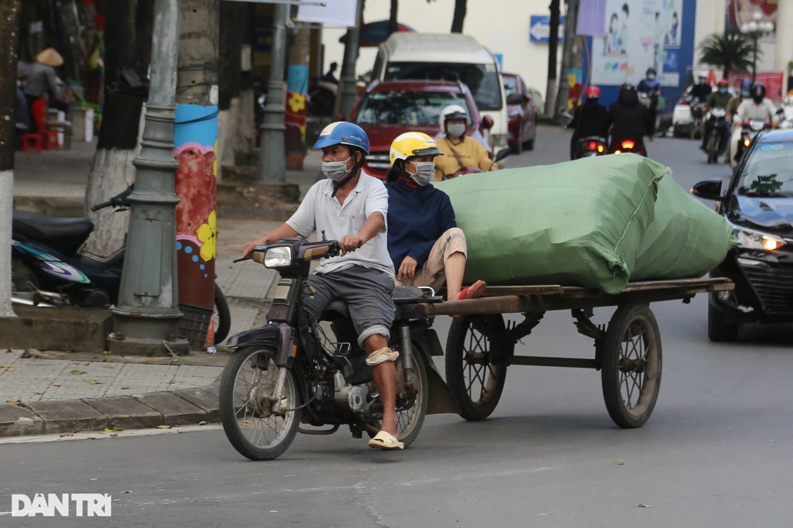 Xe ba gác ngược xuôi, tất tả gom nhặt những chuyến hàng Tết - 6 Xe ba gác ngược xuôi, tất tả gom nhặt những chuyến hàng Tết - 6