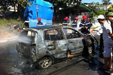 “Xế hộp” cháy trơ khung khi đang chạy trên đường