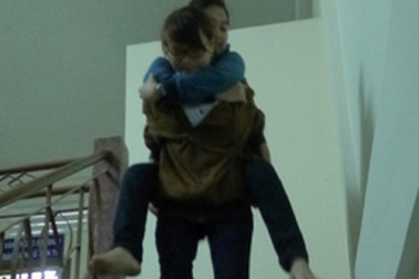 “Thương bạn, em chỉ biết cõng bạn đến trường...”