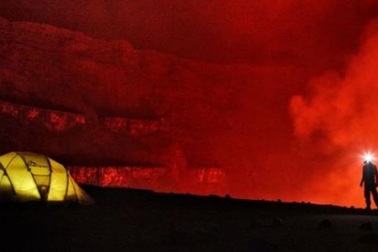 Ngủ qua đêm trong khu vực núi lửa đang hoạt động