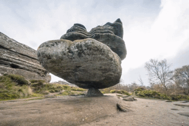 "Đá Thánh" nặng 200 tấn giữ cân bằng tuyệt đỉnh trên mỏm đá bé xíu