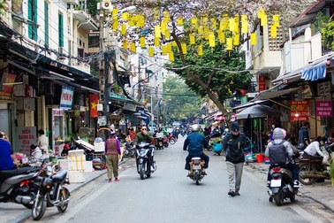 Người phố Cổ tiêu tiền thế nào ở đặc khu mua sắm Tết "chợ nhà giàu"?