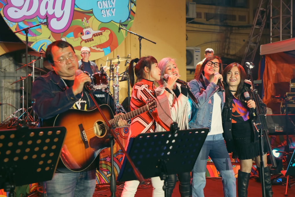 MC Long Vũ, Tùng John trình diễn cực cháy cùng âm nhạc The Beatles - 2 MC Long Vũ, Tùng John trình diễn cực cháy cùng âm nhạc The Beatles - 2