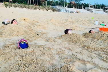 Giật mình với cảnh hàng chục người vùi mình xuống cát lúc rạng sáng