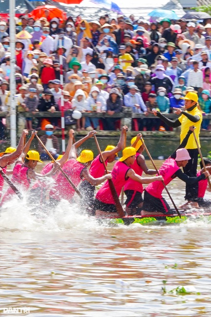 61 đội tranh tài giải Đua ghe Ngo trên sông Cần Thơ