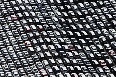 Thảm cảnh xe tồn kho trên khắp thế giới