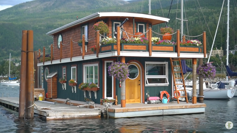 Bố đơn thân xây biệt thự nổi, trồng hoa tuyệt đẹp trên hồ sống cùng hai con - 2