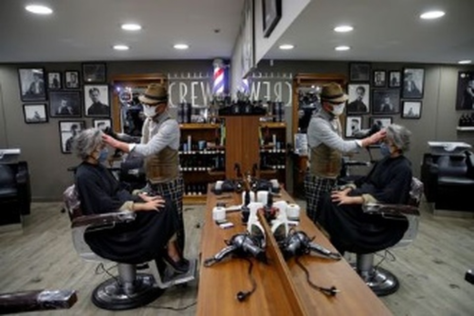 Tiệm cắt tóc mở cửa lúc nửa đêm - 3 Tiệm cắt tóc mở cửa lúc nửa đêm - 3