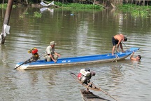 Trụ bê tông đổ làm chìm ghe, hai mẹ con tử nạn