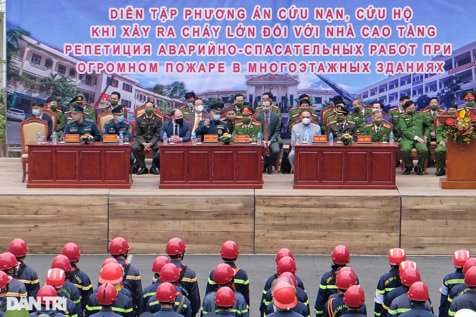 Lính cứu hỏa đu dây đưa người mắc kẹt thoát khỏi đám cháy cao tầng ở Hà Nội - 1 Lính cứu hỏa đu dây đưa người mắc kẹt thoát khỏi đám cháy cao tầng ở Hà Nội - 1