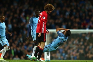 HLV Mourinho ra sức bênh vực Fellaini sau cú “thiết đầu công”