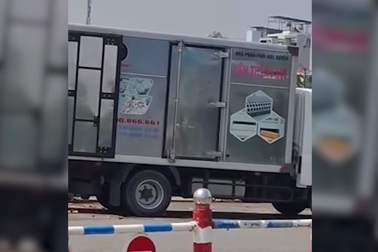 Xe tải chở rác đi đổ trộm giữa ban ngày ở TPHCM