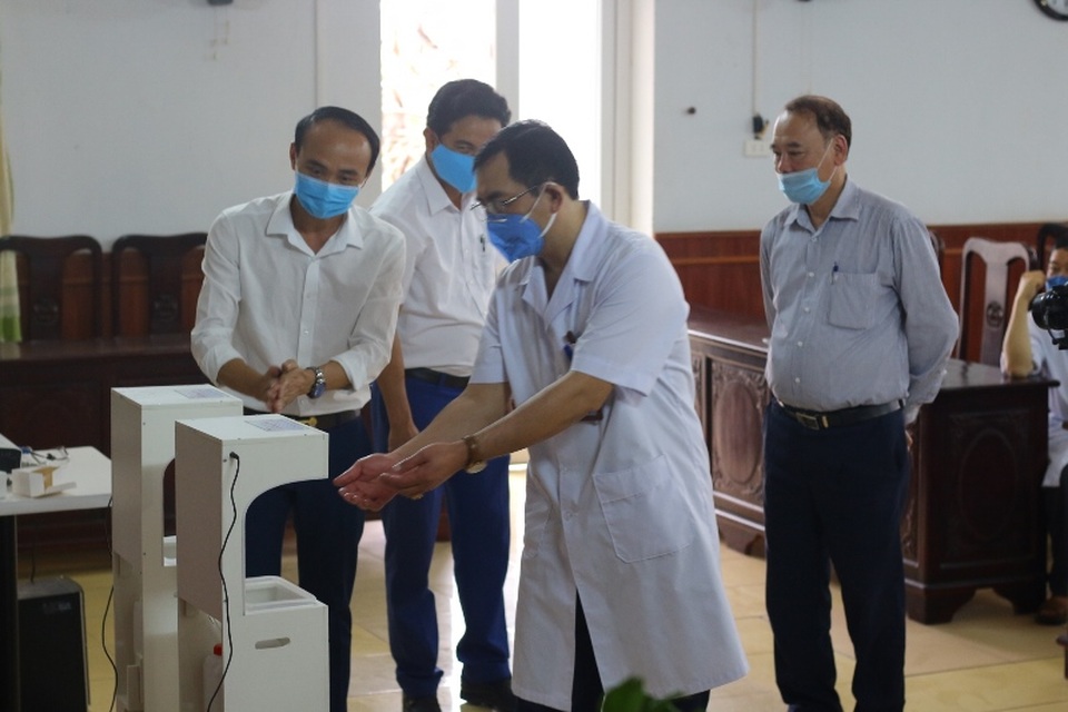 Nhóm giáo viên chế tạo máy rửa tay sát khuẩn tự động tặng các đơn vị - 2 Nhóm giáo viên chế tạo máy rửa tay sát khuẩn tự động tặng các đơn vị - 2