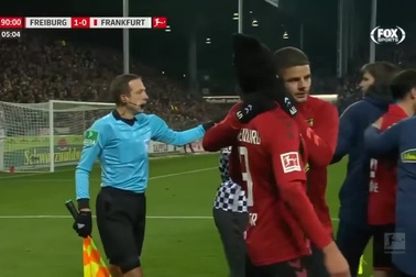 David Abraham húc ngã HLV đối phương khi nhặt bóng