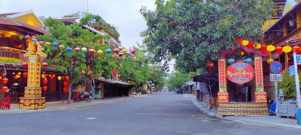 Phố cổ Hội An vắng lặng trong ngày đầu tạm dừng đón khách lưu trú - 7 Phố cổ Hội An vắng lặng trong ngày đầu tạm dừng đón khách lưu trú - 7