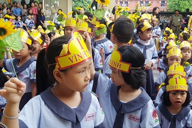 Trong trẻo ánh mắt học sinh lớp 1 trong ngày khai giảng