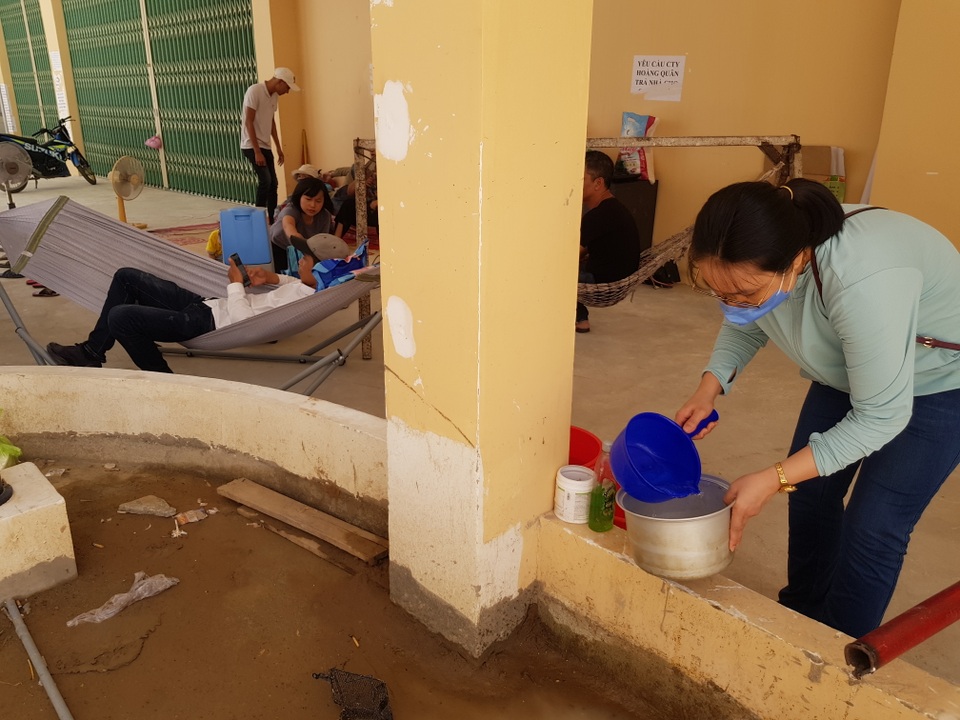 Cư dân “vạ vật hành lang đòi Địa ốc Hoàng Quân giao nhà - 3 Cư dân “vạ vật hành lang đòi Địa ốc Hoàng Quân giao nhà - 3