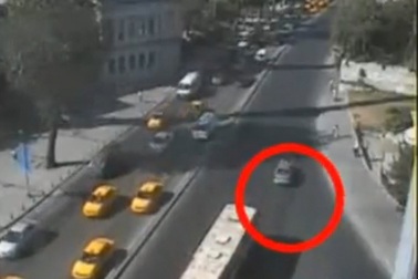 Cảnh sát nằm trên mũi “xe điên” suốt 3km