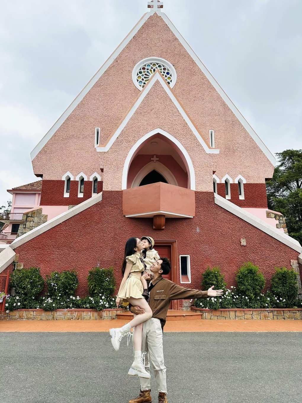 Bộ ảnh Cả thế giới trên tay ba gây sốt của cặp vợ chồng Hưng Yên - 1 Bộ ảnh Cả thế giới trên tay ba gây sốt của cặp vợ chồng Hưng Yên - 1