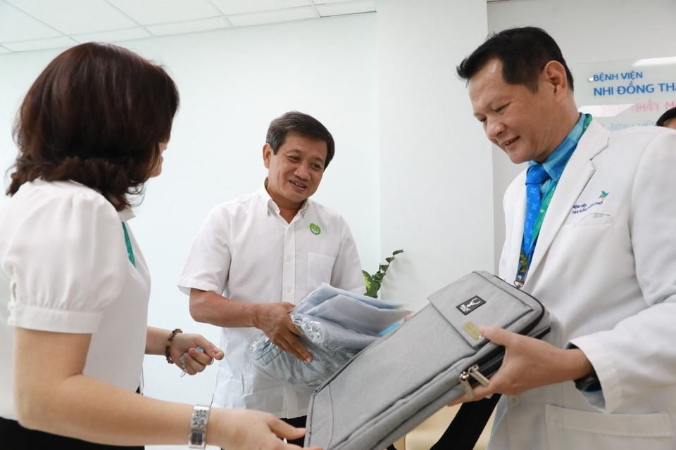 Ông Đoàn Ngọc Hải đưa bệnh nhi mồ côi viêm cơ tim tối cấp về quê - 4 Ông Đoàn Ngọc Hải đưa bệnh nhi mồ côi viêm cơ tim tối cấp về quê - 4