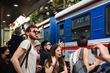 Hà Nội: Hàng trăm du khách bị mời ra khỏi khu vực phố cà phê đường tàu