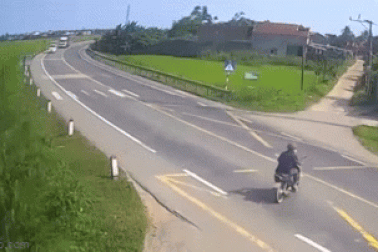 Xe khách lao xuống ruộng: Người đi xe máy có hơi men