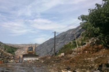 Hàng nghìn hộ dân hơn 10 năm sống chung với bãi rác