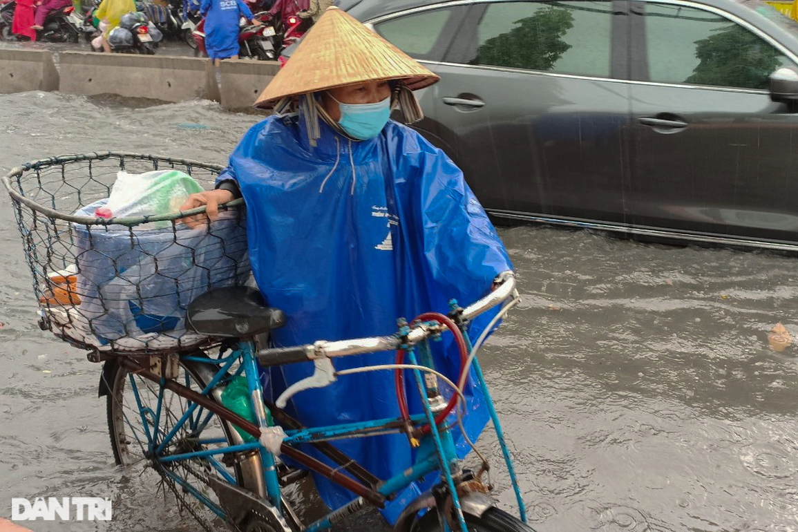 Nước ngập đến yên xe, người dân TPHCM chật vật về nhà - 7 Nước ngập đến yên xe, người dân TPHCM chật vật về nhà - 7