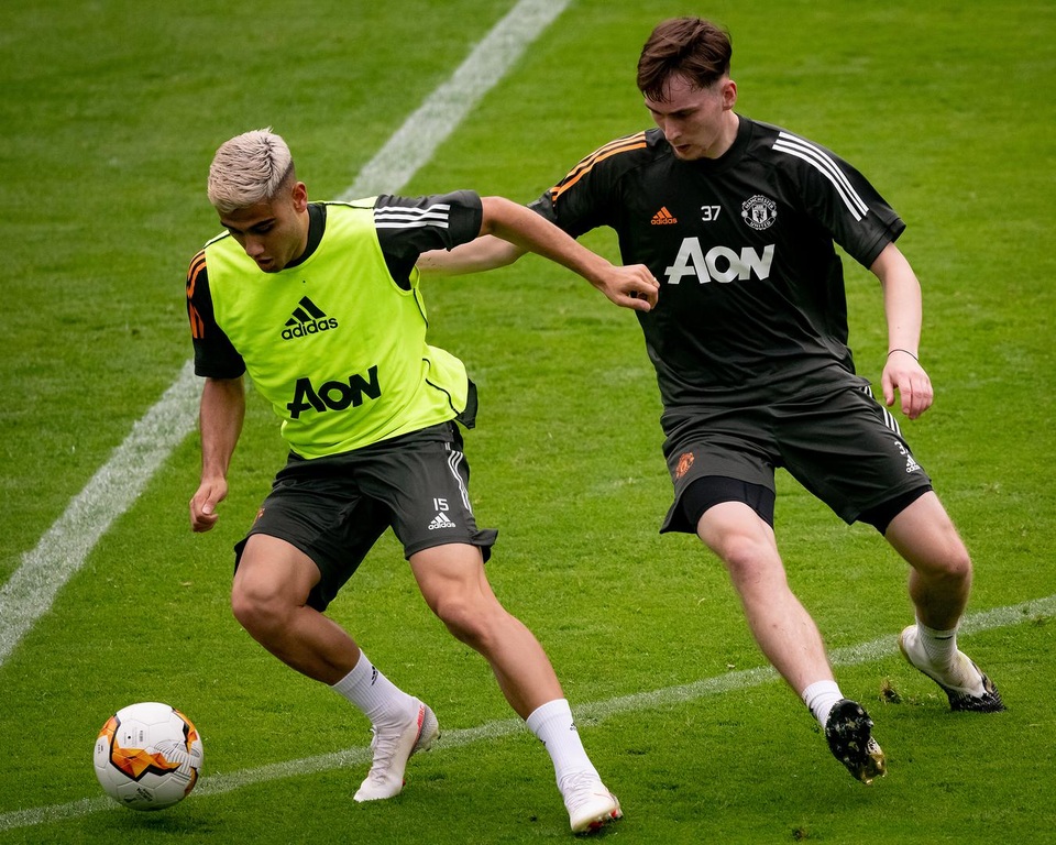 Pogba, Fernandes thoải mái phô diễn kỹ năng trên sân tập của Man Utd - 16 Pogba, Fernandes thoải mái phô diễn kỹ năng trên sân tập của Man Utd - 16
