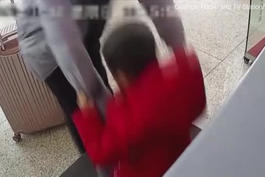 Sơ suất bi hài của người cha trong ngày hối hả cận Tết