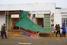 Hàng chục căn nhà tốc mái, đổ tường vì lốc xoáy