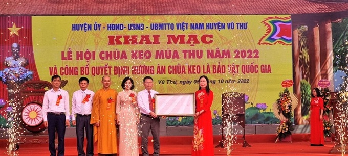 Thừa ủy quyền của Thủ tướng Chính phủ, bà Trần Thị Bích Hằng, Phó Chủ tịch UBND tỉnh Thái Bình trao Quyết định của Thủ tướng Chính phủ công nhận Hương án chùa Keo là bảo vật Quốc gia.