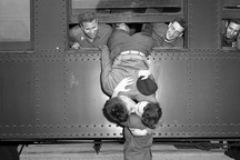 Vẻ đẹp lay động lòng người của những nụ hôn thời chiến