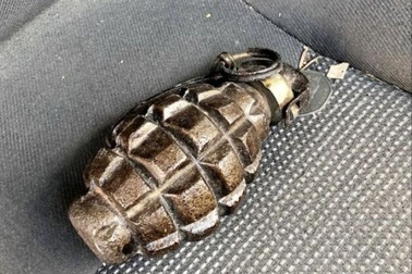 "Thanh niên cứng" chơi tung hứng lựu đạn