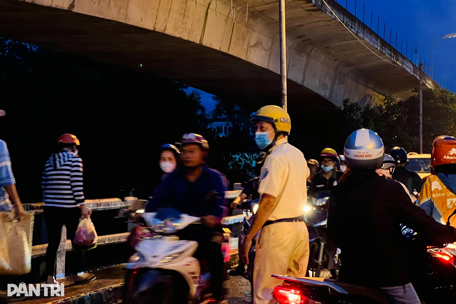 Người dân dừng xe nằm đợi vì kẹt xe trên cầu Tăng Long ở TP Thủ Đức - 6 Người dân dừng xe nằm đợi vì kẹt xe trên cầu Tăng Long ở TP Thủ Đức - 6