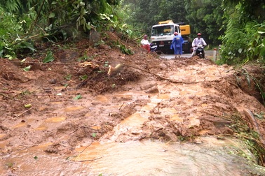 "Dù bị mưa lũ cô lập cả tuần bà con cũng không lo đói"