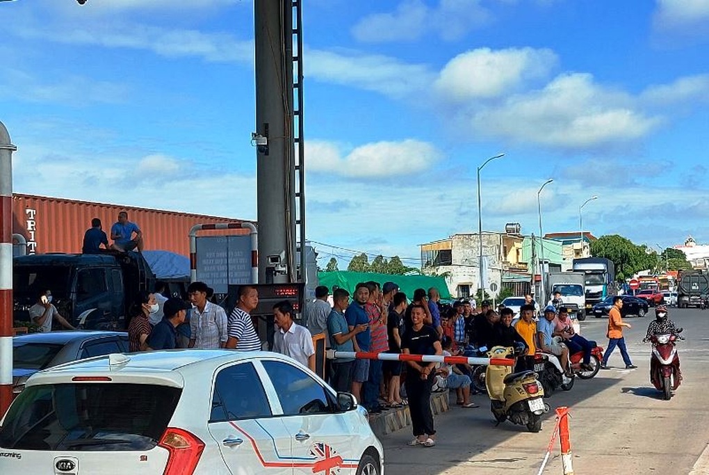 Tài xế phản đối trạm BOT Kiến Xương, quốc lộ tắc nghẽn suốt nhiều giờ - 1 Tài xế phản đối trạm BOT Kiến Xương, quốc lộ tắc nghẽn suốt nhiều giờ - 1