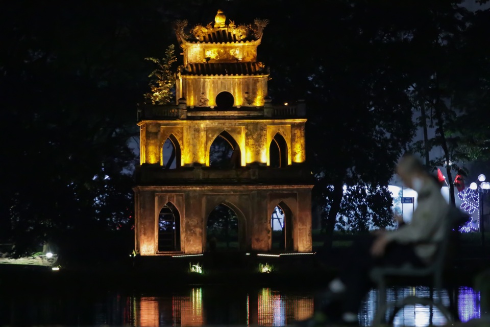 Hà Nội: Đường phố lặng lẽ trong đêm cuối cách ly toàn xã hội - 5 Hà Nội: Đường phố lặng lẽ trong đêm cuối cách ly toàn xã hội - 5